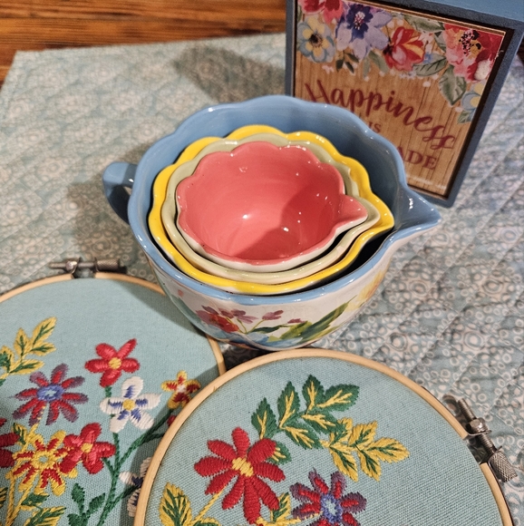 The Pioneer Women Set of Nesting Measuring Cups - Picture 2 of 5